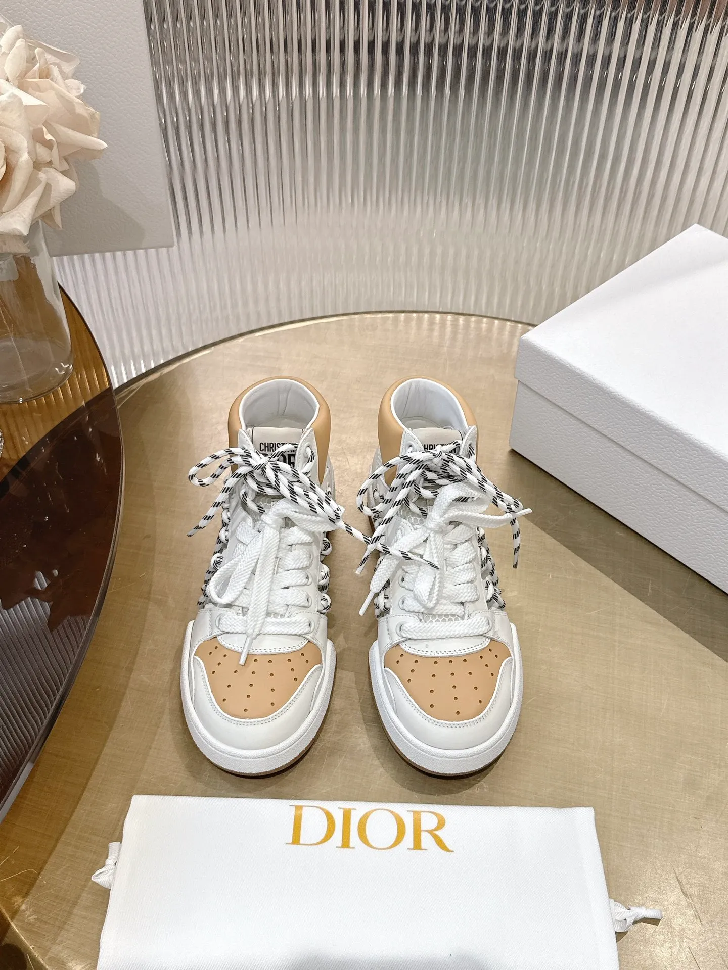 👟👟Ex-factory price 740👟👟 (Top version) Couple model Dior, C’est 25 new college style casual fashion high-top sneakers, showing eye-catching and fashionable style. Carefully crafted, the hollow design on the side of the upper is super fashionable, and the details also add a touch of elegance. The lightweight two-tone sole offers exceptional comfort and sporty style. Can add a stylish touch to any casual look. The tongue and sole are decorated with the Christian Paris logo, and the cowhide design is styled. Women's size 35-44